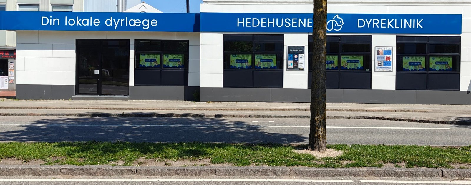 Hedehusene Dyrekliniks facade ud mod Hovedgaden i Hedehusene. Indgangen ligger til venstre.