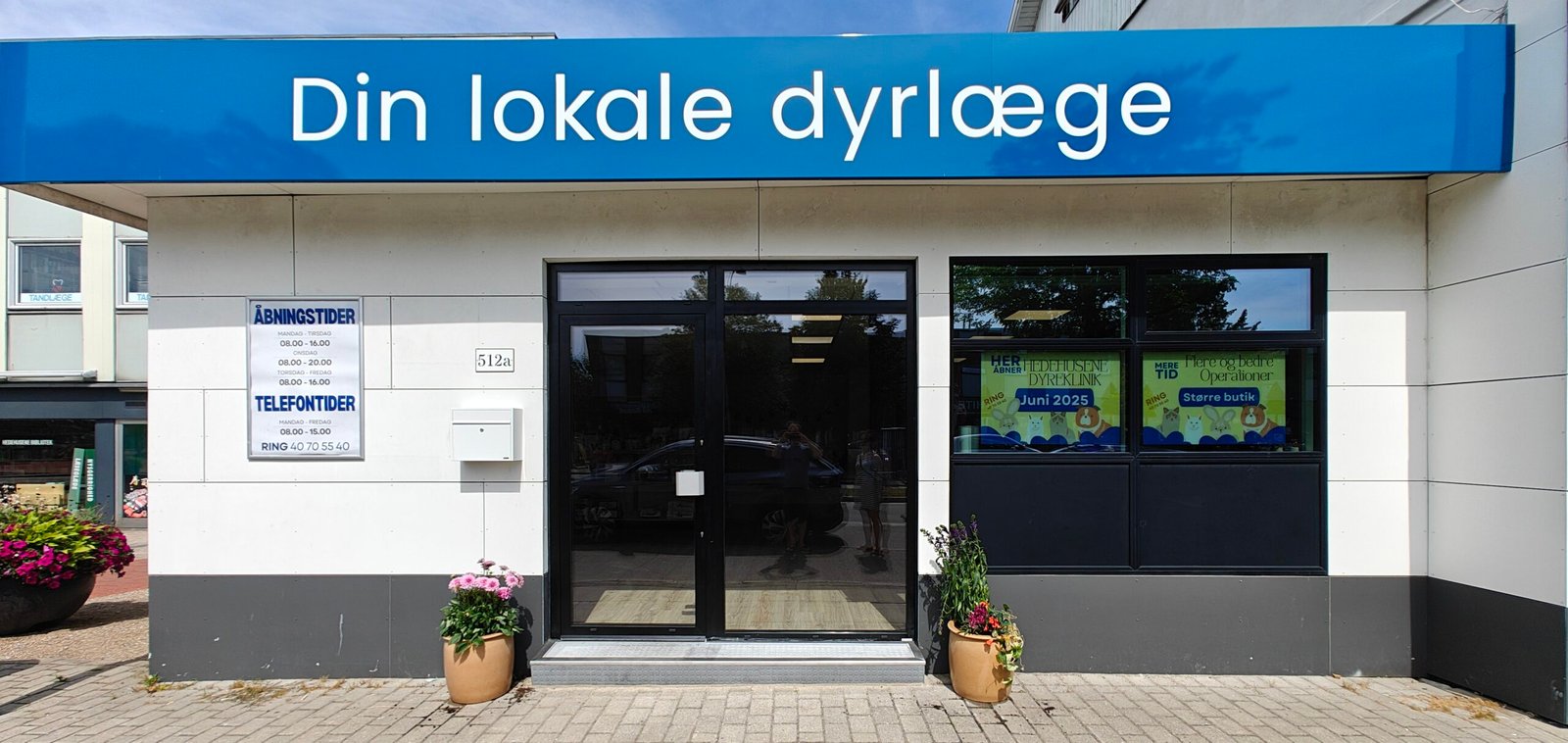 Hedehusene Dyrekliniks indgang med åbningstider og skilt.